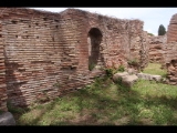 08143 ostia - regio v - semita dei cippi - edificio (v,iv,1) - westseite - 2. laden von norden - bli ri nordosten - ri raum in der via dell'invidioso - 06-2024.jpg